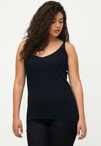 Navyblauwe mouwloze top met een V-halsontwerp, gemaakt van ribstof. Beschikt over een ontspannen pasvorm en een klein logo op de linkerbenedenhoek.