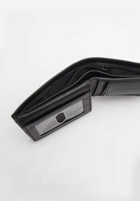 Portafoglio in pelle nera con più scomparti, una tasca trasparente per l'ID e una tasca con zip. Esterno testurizzato e interno liscio.