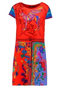 Czerwona sukienka z krótkim rękawem z kolorową grafiką skrzydlatego psa. Żywe kwiatowe i geometryczne wzory w odcieniach fioletu, niebieskiego i złotych akcentach.
