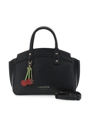 Borsa strutturata nera con doppio manico, tracolla removibile e ciondolo a forma di ciliegia rossa attaccato a un manico.