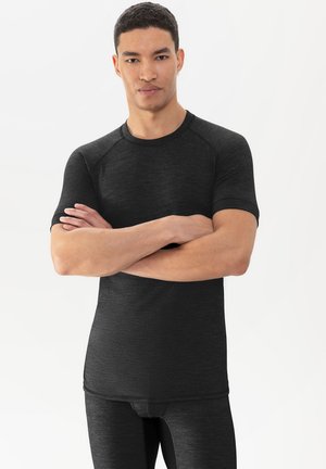 Zwart sportshirt met een ronde halslijn, korte raglanmouwen en een aansluitend ontwerp. Gemaakt van een gestructureerd, vochtafvoerend materiaal.