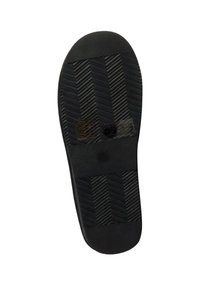 Suela de zapato de goma negra con un patrón de espiga texturizado, con bordes suaves y logotipos impresos.
