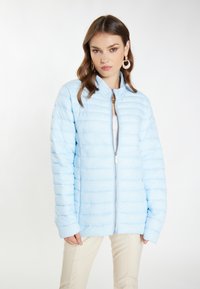 Giacca puffer azzurro chiaro con zip frontale, colletto alto e polsini a costine. Il tessuto ha una texture liscia e trapuntata con linee orizzontali.