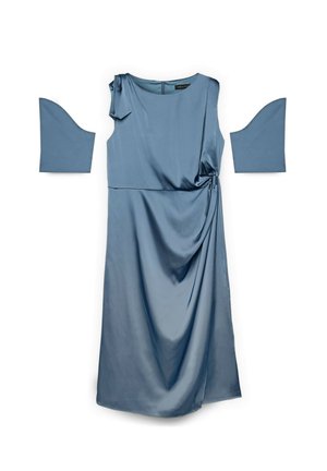 Ærmeløs blå satin kjole med draperet detalje og to matchende løse lange ærmer, placeret separat på hver side.