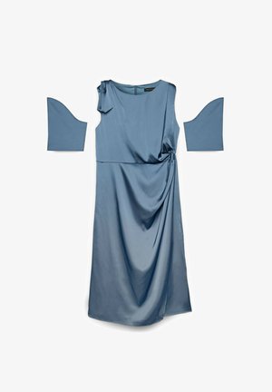 Hiiton sininen satiinimekko, jossa on liehuva yksityiskohta, ja kaksi erillistä, samaa materiaalia olevaa pitkää hihasta, jotka on asetettu erikseen kummallekin puolelle.