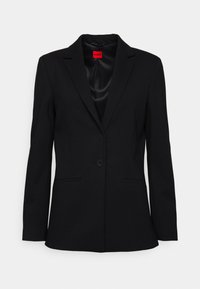 Černá sako vyrobené z hladkého materiálu, s jednotlivým zapínáním na knoflík, zobákovými klopami a postranními kapsami. Červená logo nálepka viditelná uvnitř.