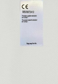 Etikett med CE-märkning, vit tyg, innehåller text inklusive produktstandarder och "Håll borta från eld" i svart. Slät, blank yta.