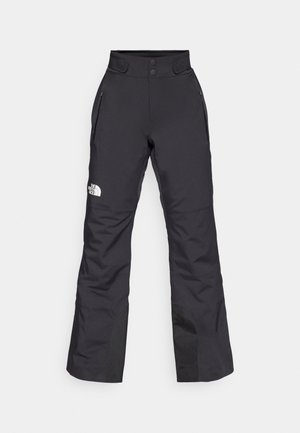 Czarne spodnie narciarskie o dopasowanym kroju, z dwoma zamykanymi na zamek bocznymi kieszeniami, zapięciem na guzik oraz wzmocnionymi dolnymi sekcjami. Logo na udzie.