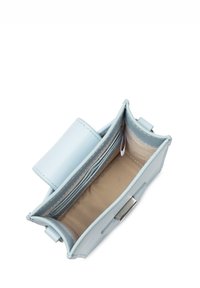 Borsa in pelle azzurro chiaro con design strutturato. Caratterizzata da un'esterno liscio, un rivestimento interno di un tan chiaro e una chiusura con clasp in metallo.