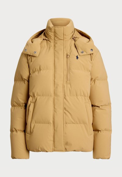 Żółta kurtka puchowa z wysokim kołnierzem, zapięciami na napy na ramionach, kieszenią na zamek z przodu oraz pikowaną teksturą dla dodatkowej izolacji.