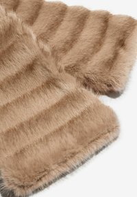 Viltota vilnas šalle gaiši brūnā krāsā ar svītrainu tekstūru un mīkstu, pūkainu apdari. Tam ir gluda mala. Piemērota slāņošanai aukstā laikā.