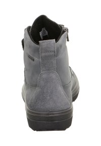 Grijze enkellaars met een glad leren bovenwerk en suède accenten. Voorzien van een ritssluiting, een afgeronde neus en een zwart rubberen profielzool.