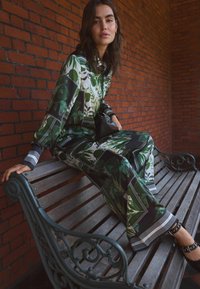 Next REGULAR FIT LONG SLEEVE  - Košilová halenka  - kew collection black green palm print