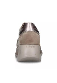 Sneaker con tacco a cuneo in suede beige e dettagli metallici argento, marchiato "Callaghan" sulla suola in gomma bianca.