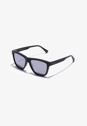 Ochelari de soare dreptunghiulari negri cu lentile gri. Realizați din plastic texturat. Prezintă brațe subțiri cu un design minimalist.
