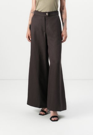 Pantalons à jambes larges en tissu brun foncé, dotés d'une fermeture à bouton, d'une taille haute et d'une texture lisse. Accentué par un design minimaliste.