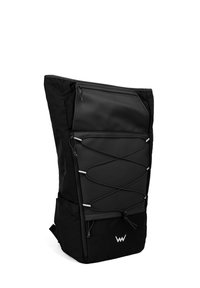 Černý batoh se štíhlým designem, vyrobený z texturované látky, s přední kapsou na zip a elastickými šňůrami pro dodatečné skladování.