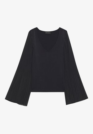 Top negro con un escote en V profundo y mangas largas con pliegues, hecho de una tela suave. Diseño simple sin patrones o acentos adicionales.