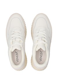 Weiße Sneakers aus strukturiertem Leder, runde Zehenpartie, Schnürdesign und eine dicke, hellfarbige Gummisohle mit geriffelten Akzenten.