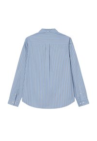 Kék csíkos, hosszú ujjú ing, gallérral, függőleges sötétkék és fehér csíkokkal. Gomb részletek a mandzsettán és hátsó ráncolás.