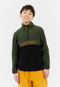 Grüner und schwarzer Fleece-Pullover mit einem halben Reißverschluss, der ein orangefarbenes Logo und Akzente aufweist. Glatte Textur und lockere Passform.