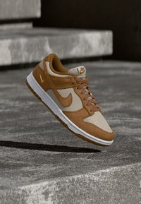 Επιλέχθηκε, light british tan/cream/white/metallic gold-coloured