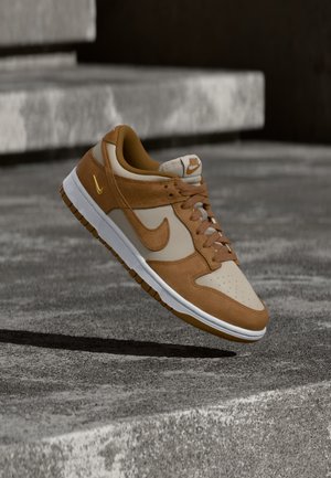 Nike Sportswear, DUNK SE - Sneakers - light british tan/cream/white/metallic gold-coloured