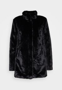 Manteau en fausse fourrure noire avec un col haut, texture douce, manches longues et un design à devant ouvert. Pas de fermetures visibles.