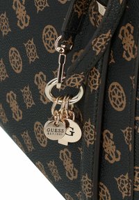Borsa a tracolla nera con texture, caratterizzata da un motivo logo marrone, dettagli in metallo dorato e portachiavi con logo.
