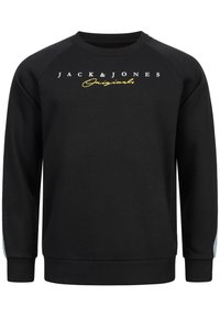 Sudadera negra con mangas raglán largas, que presenta un cuello redondo. Texto en blanco y amarillo "JACK & JONES Originals" en el pecho.