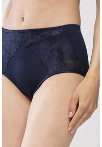 Panties a vita alta blu navy con un design in pizzo floreale ai lati, tessuto liscio e bordi a scallop.