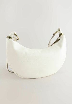 Hvid læder håndtaske i halvmåneform med en tekstureret overflade. Udstyret med metalbeslag og lynlås, samt en enkelt justerbar rem.