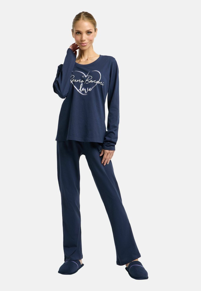 Marineblauw long-sleeve top met een witte hartafbeelding en tekst, gecombineerd met bijpassende broeken en marineblauwe pantoffels met een geribbelde textuur.