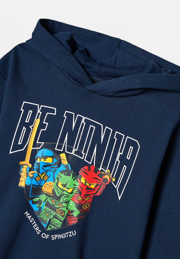 Dunkelblauer Kapuzenpullover mit einem Grafikdesign von drei farbenfrohen Ninja-Figuren und dem Text "SEI EIN NINJA" und "MEISTER DER SPINJITZU."