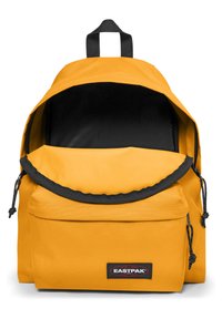 Gul ryggsäck i slitstarkt tyg, med svart inredning, justerbar dragsko-stängning och framficka med logotyp-lapp.