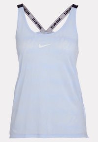 Haut de sport sans manches bleu clair avec le swoosh blanc Nike sur le devant et des bretelles noires "JUST DO IT." se croisant dans le dos.