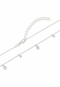 Kædehalssmykke i sterlingsølv med tre cirkulære, prong-satte klare krystaller; har en justerbar hummerlås og forlængerkæde.