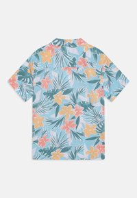 Korte mouwen overhemd met een lichtblauwe achtergrond en kleurrijke tropische bloemen- en bladerenpatronen in roze, geel en groen.