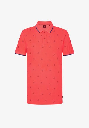 Polo tričko v jasnej koralovej farbe s jemnou textúrou. Má klasický golier, skrytý gombíkový zapínanie na tri gombíky a diskrétne vzorované motívy vtákov po celom povrchu.