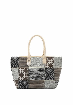 Kandekotiga kott musta, valge ja pruuni geomeetrilise mustri ning triipudega, beežide kootud käepidemete ja riputatava ümmarguse sildiga.