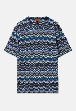 T-shirt à manches courtes avec un motif zigzag en marine, bleu, vert et blanc. Fabriqué en tissu tricoté texturé avec un col rond.