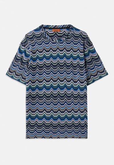 T-shirt à manches courtes avec un motif zigzag en marine, bleu, vert et blanc. Fabriqué en tissu tricoté texturé avec un col rond.