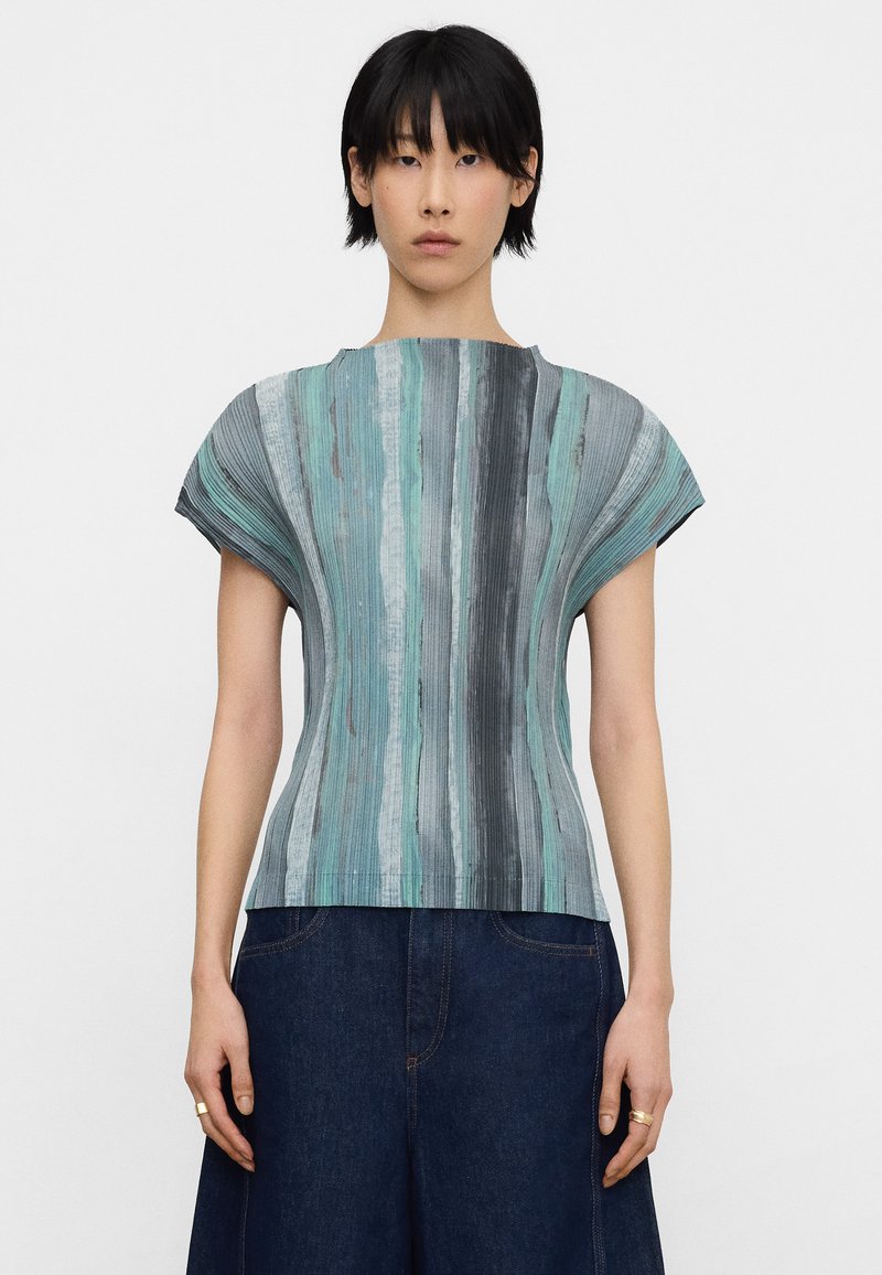 Krótki top z krótkim rękawem z pionowym wzorem w paski w odcieniach zieleni morska, szarości i bieli, o lekko strukturalnym kroju.