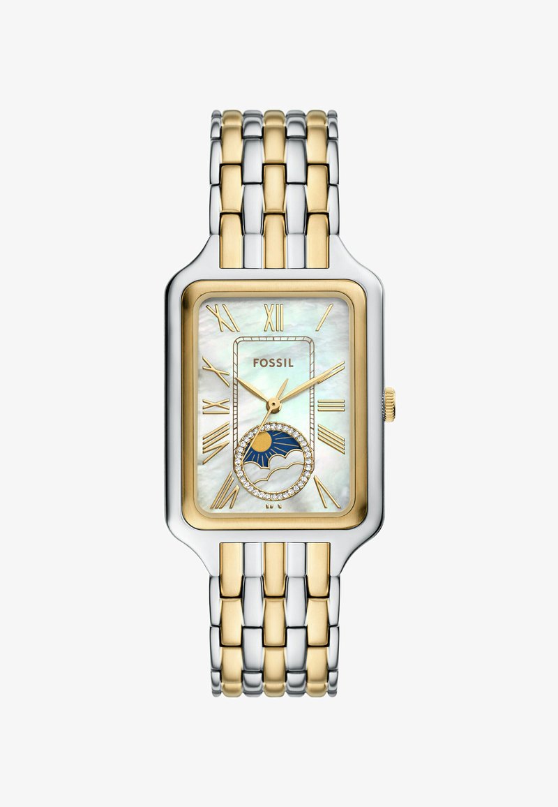 Montre rectangulaire Fossil avec un bracelet métallique bicolore. Le cadran en nacre blanche présente des chiffres romains dorés et un détail décoratif de phase lunaire.