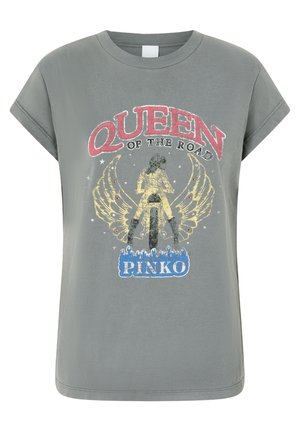 T-shirt grigia in cotone a maniche corte con un motivo grafico che rappresenta una figura con ali, la scritta "QUEEN OF THE ROAD" e il logo "PINKO".