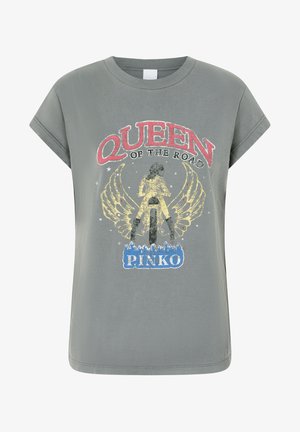 T-shirt grigia in cotone a maniche corte con un motivo grafico che rappresenta una figura con ali, la scritta "QUEEN OF THE ROAD" e il logo "PINKO".