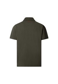 Olivově zelená polo tričko s klasickým límečkem, krátkými rukávy a rovnými lemy. Na zadní straně límce je vyšitá značka. Hladká textura.