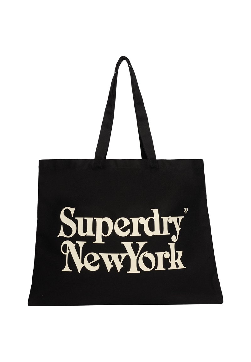 Czarna torba na ramię z dwoma uchwytami, z przodu z dużym, kremowym, stylizowanym napisem "Superdry New York".