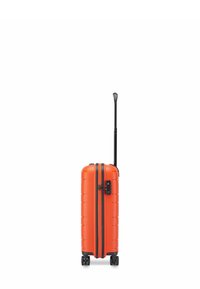 Maleta dura naranja con cremallera y acentos negros, asa retráctil y cuatro ruedas. Textura vertical acanalada.