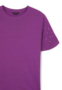 T-shirt viola a maniche corte realizzato in cotone morbido. Presenta strass decorativi sulla manica sinistra. Scollo rotondo, vestibilità comoda.